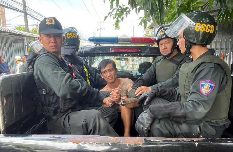 Khống chế đối tượng cố thủ, dùng hung khí chống người thi hành công vụ -0