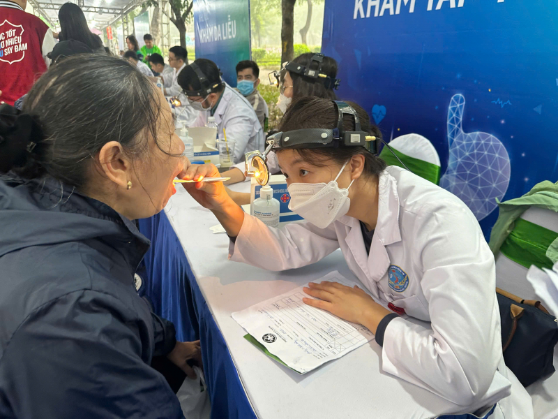 Hơn 3.000 người Hà Nội được khám tầm soát ung thư miễn phí -0