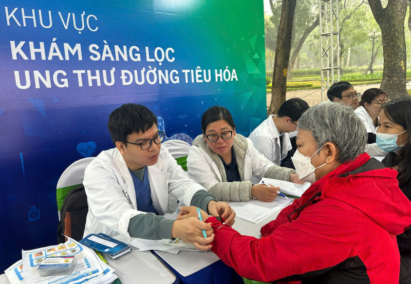 Hơn 3.000 người Hà Nội được khám tầm soát ung thư miễn phí -0