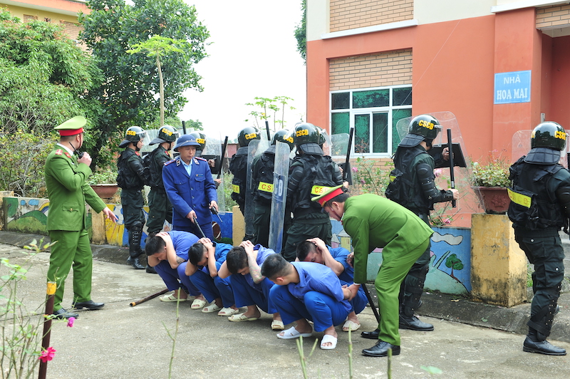 Khống chế thành công đối tượng gây rối tại cơ sở cai nghiện ma tuý trong diễn tập giải quyết một số tình huống đột xuất -0