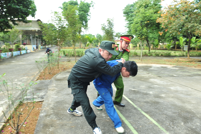 Khống chế thành công đối tượng gây rối tại cơ sở cai nghiện ma tuý trong diễn tập giải quyết một số tình huống đột xuất -1