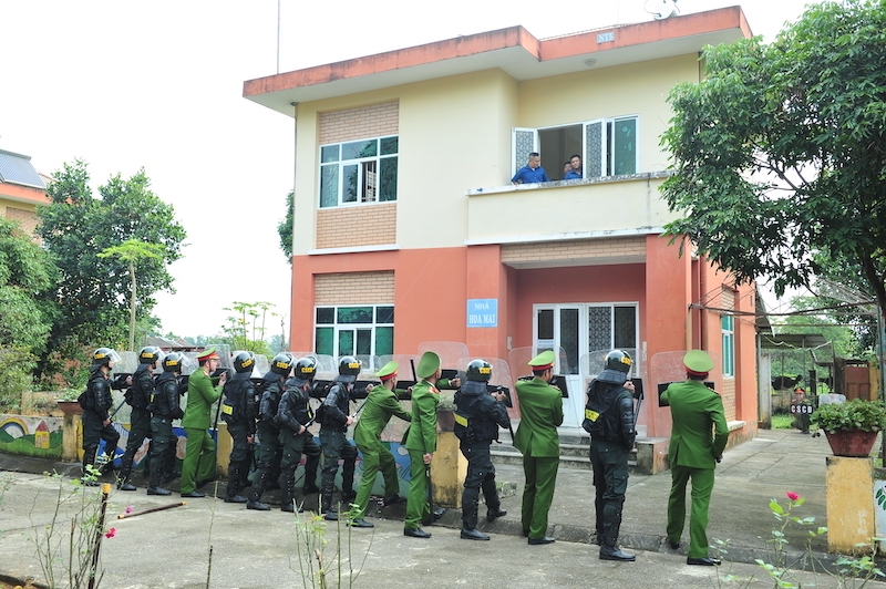 Khống chế thành công đối tượng gây rối tại cơ sở cai nghiện ma tuý trong diễn tập giải quyết một số tình huống đột xuất -3