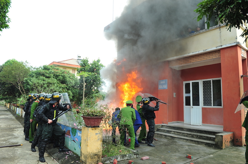 Khống chế thành công đối tượng gây rối tại cơ sở cai nghiện ma tuý trong diễn tập giải quyết một số tình huống đột xuất -5