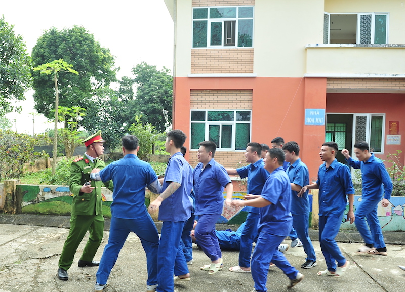 Khống chế thành công đối tượng gây rối tại cơ sở cai nghiện ma tuý trong diễn tập giải quyết một số tình huống đột xuất -0