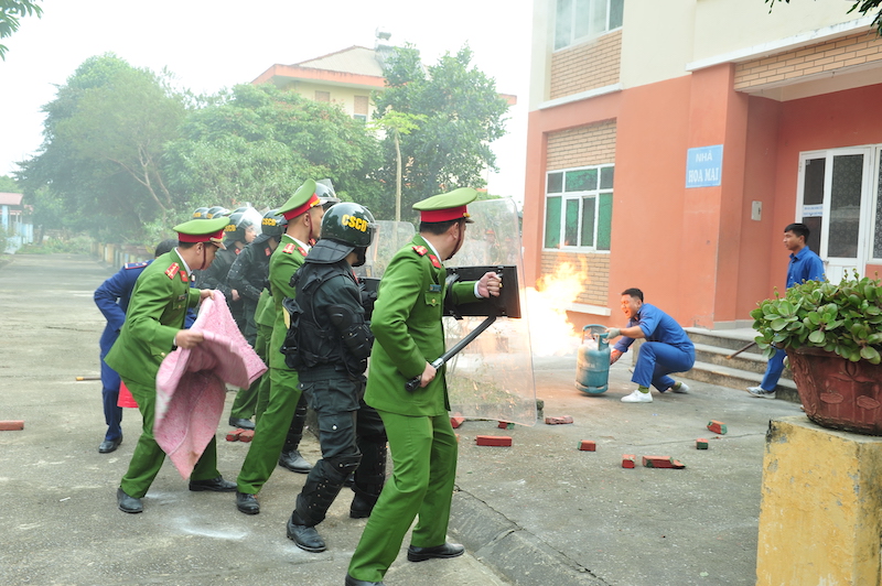 Khống chế thành công đối tượng gây rối tại cơ sở cai nghiện ma tuý trong diễn tập giải quyết một số tình huống đột xuất -6