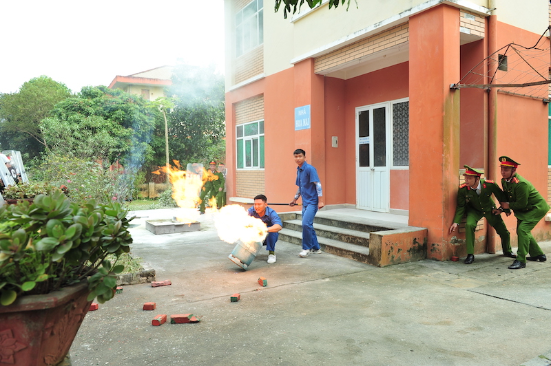 Khống chế thành công đối tượng gây rối tại cơ sở cai nghiện ma tuý trong diễn tập giải quyết một số tình huống đột xuất -7