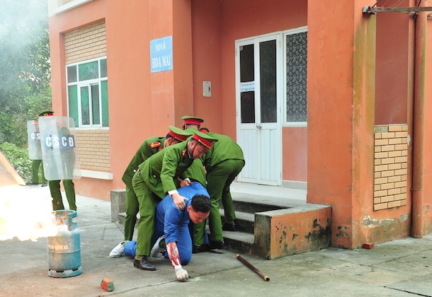 Khống chế thành công đối tượng gây rối tại cơ sở cai nghiện ma tuý trong diễn tập giải quyết một số tình huống đột xuất -8