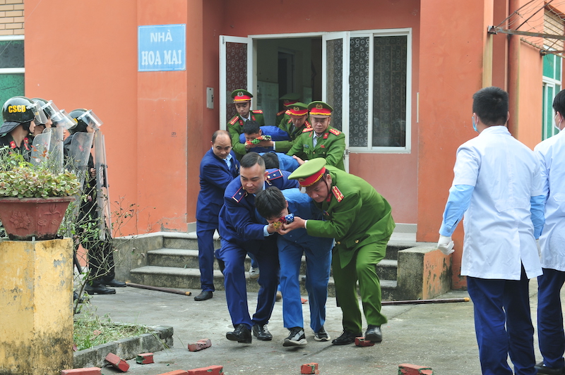 Khống chế thành công đối tượng gây rối tại cơ sở cai nghiện ma tuý trong diễn tập giải quyết một số tình huống đột xuất -9