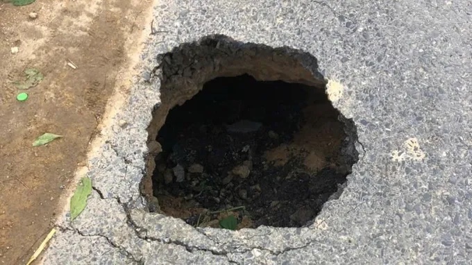 Hố sụt lún xuất hiện trên Quốc lộ 49 có thể do mạch nước ngầm -0