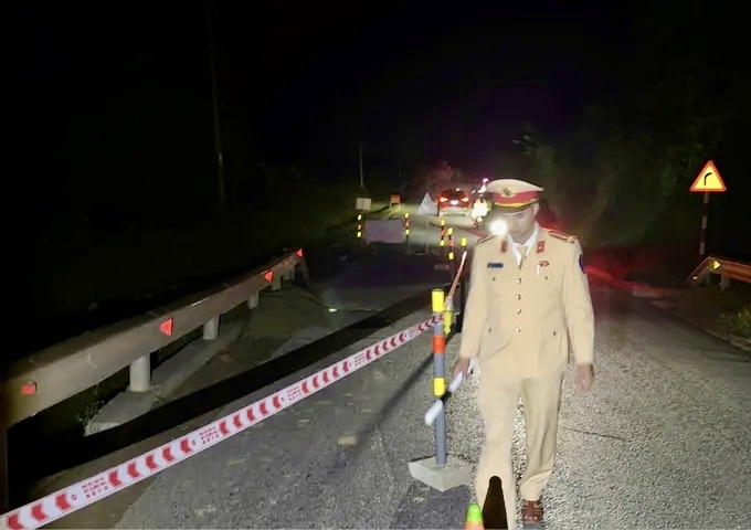 Hố sụt lún xuất hiện trên Quốc lộ 49 có thể do mạch nước ngầm -0