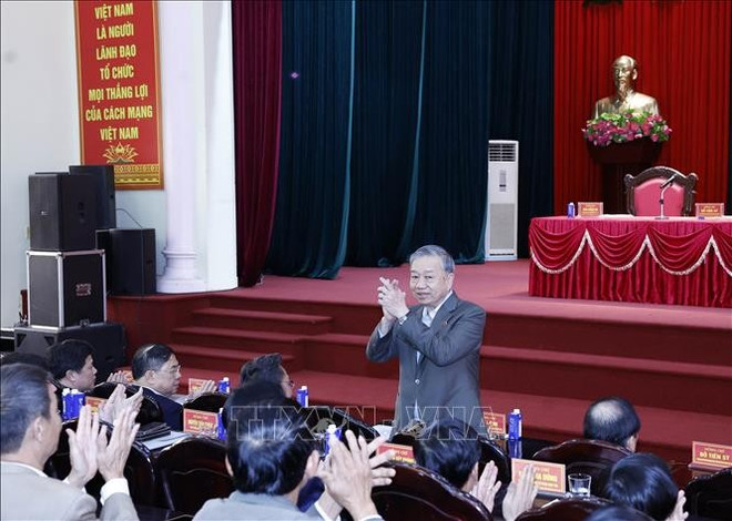 Party leader meets with voters in Hung Yen province -0