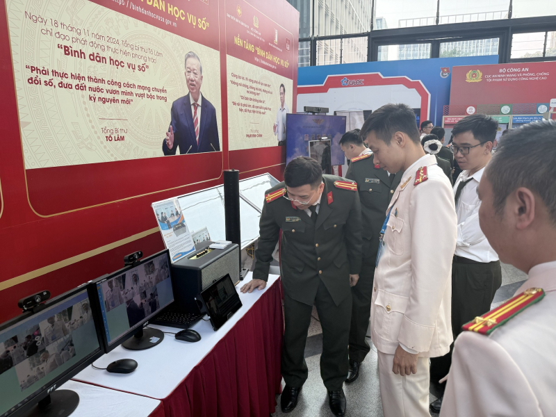 Khai mạc Triển lãm “Tiên phong trong kỷ nguyên số” và Triển lãm ảnh “Tự hào vững tin theo Đảng” -1