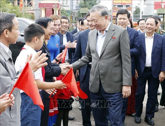 Party leader meets with voters in Hung Yen province -1