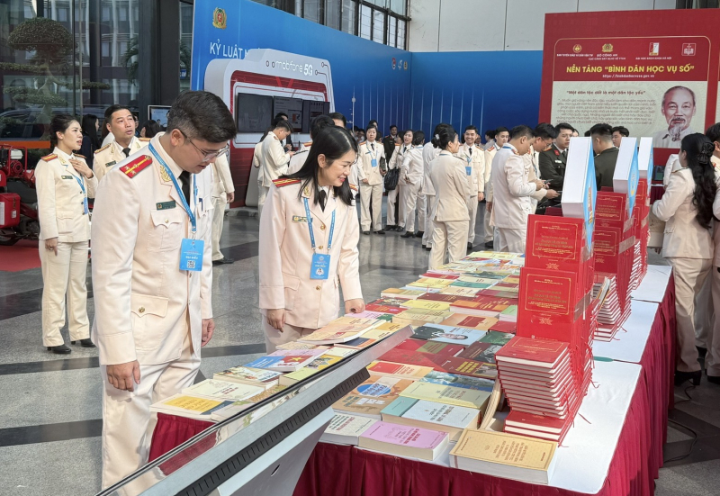 Khai mạc Triển lãm “Tiên phong trong kỷ nguyên số” và Triển lãm ảnh “Tự hào vững tin theo Đảng” -2