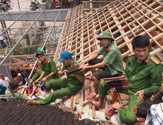 4. cong an nghe an giup dan sua nha.jpg -0