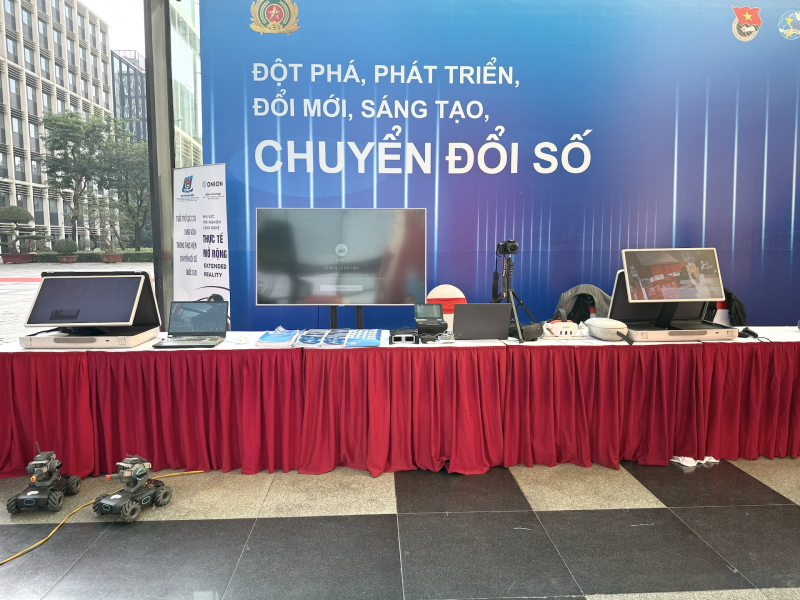 Khai mạc Triển lãm “Tiên phong trong kỷ nguyên số” và Triển lãm ảnh “Tự hào vững tin theo Đảng” -4