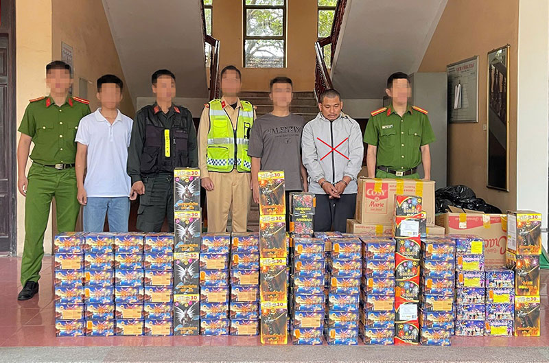 Bắt giữ đối tượng vận chuyển hơn 300 kg pháo nổ -0