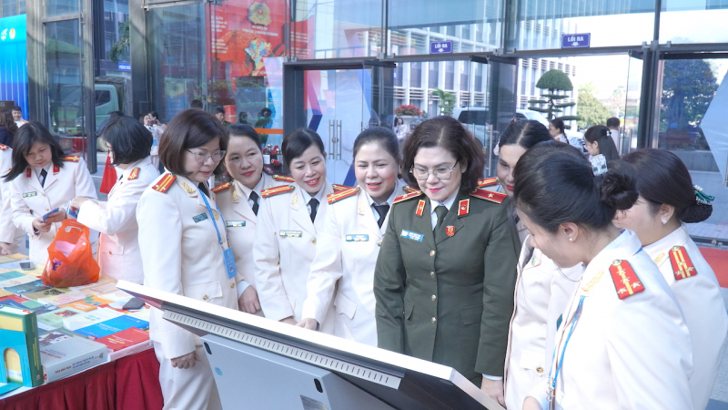 Khai mạc Triển lãm “Tiên phong trong kỷ nguyên số” và Triển lãm ảnh “Tự hào vững tin theo Đảng” -1