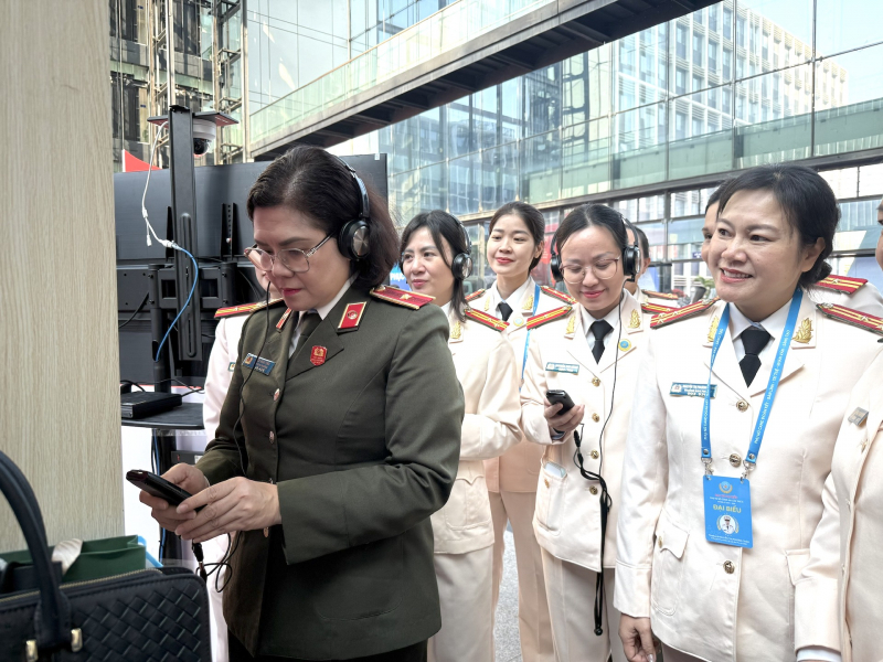 Khai mạc Triển lãm “Tiên phong trong kỷ nguyên số” và Triển lãm ảnh “Tự hào vững tin theo Đảng” -0