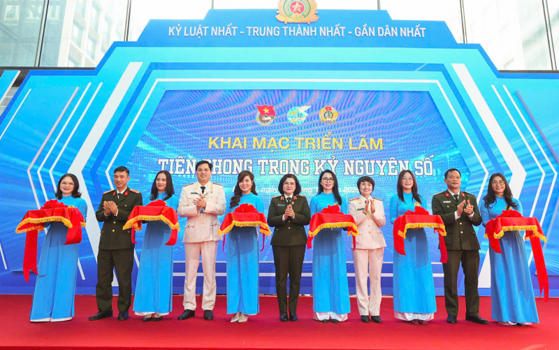 Khai mạc Triển lãm “Tiên phong trong kỷ nguyên số” và Triển lãm ảnh “Tự hào vững tin theo Đảng” -0