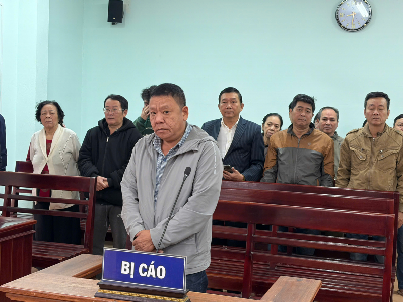 Tạt xăng vào hàng xóm nhằm đe dọa giết người -0