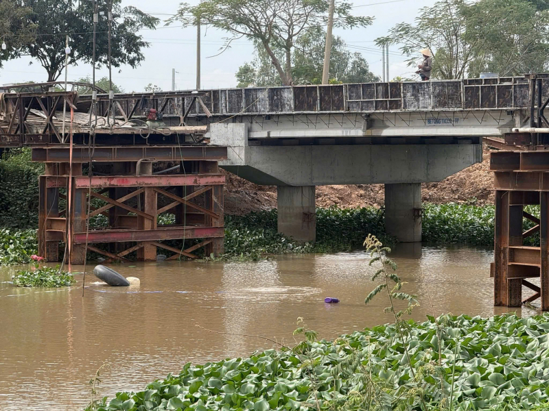 Midlertidig bro kollapser etter at kranbil med en last fem ganger broens vektkapasitet med vilje forsøkte å krysse den.