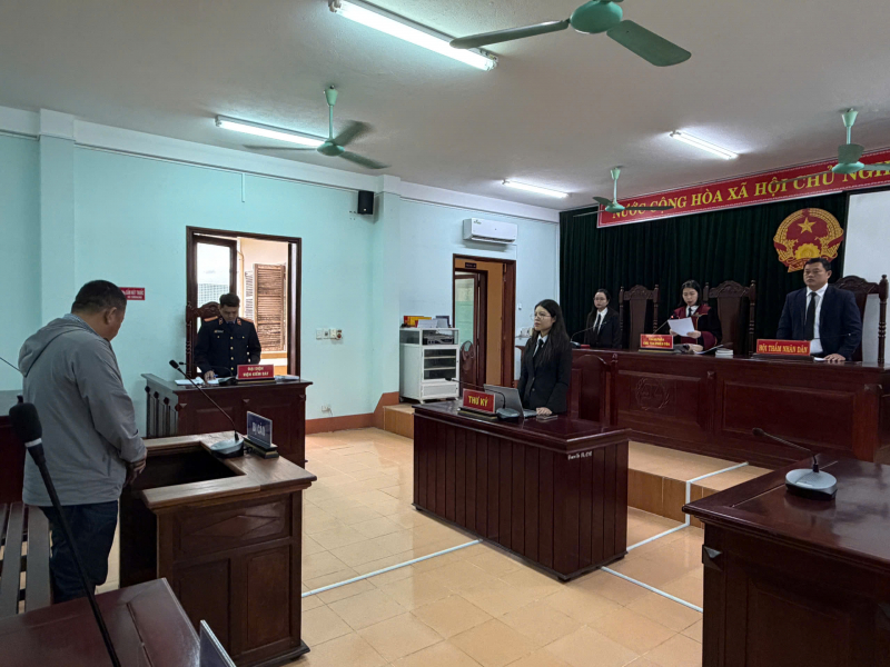 Tạt xăng vào hàng xóm nhằm đe dọa giết người -0