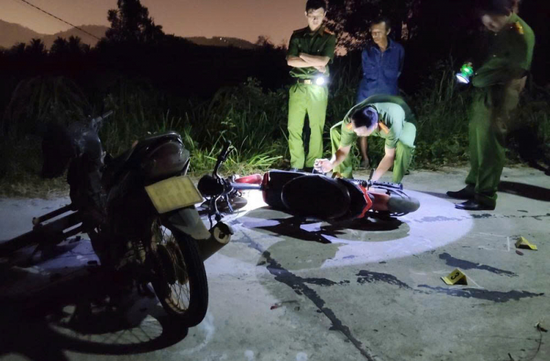 Xe máy va chạm với xe đạp điện từ trong nhà ra đường, 1 người tử vong -0