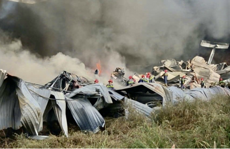 ក្រុមហ៊ុនឈើមួយកន្លែងដែលមានទំហំជាង ១៥០០ ម៉ែត្រការ៉េត្រូវបានឆេះ និងដួលរលំ។