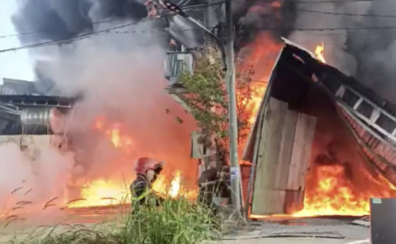 ក្រុមហ៊ុនឈើមួយកន្លែងដែលមានទំហំជាង ១៥០០ ម៉ែត្រការ៉េត្រូវបានឆេះ និងដួលរលំ។