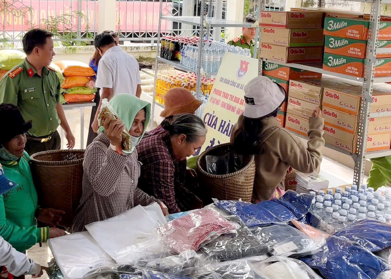        Khởi động mô hình “Cửa hàng 0 đồng” của Công an xã Công Hải -0