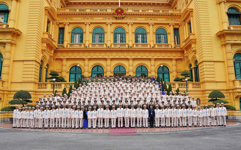 Đoàn đại biểu dự Đại hội Đoàn Thanh niên Bộ Công an vào Lăng viếng Bác -0