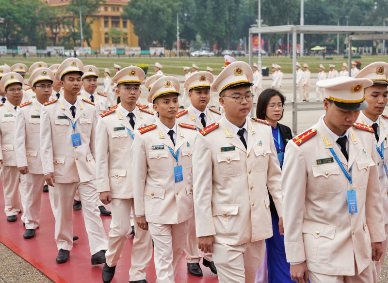 Đoàn đại biểu dự Đại hội Đoàn Thanh niên Bộ Công an vào Lăng viếng Bác -0