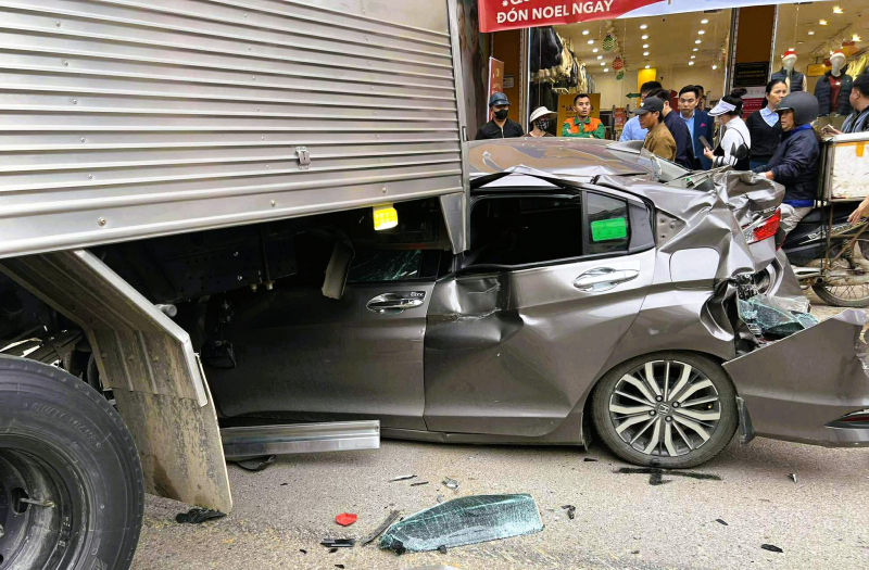 គ្រោះថ្នាក់ចរាចរណ៍រវាងរថយន្ត និងរថយន្តច្រើនគ្រឿង៖ រថយន្តចំនួន ៦ គ្រឿងបានបុកគ្នានៅលើផ្លូវជាតិលេខ ១A។