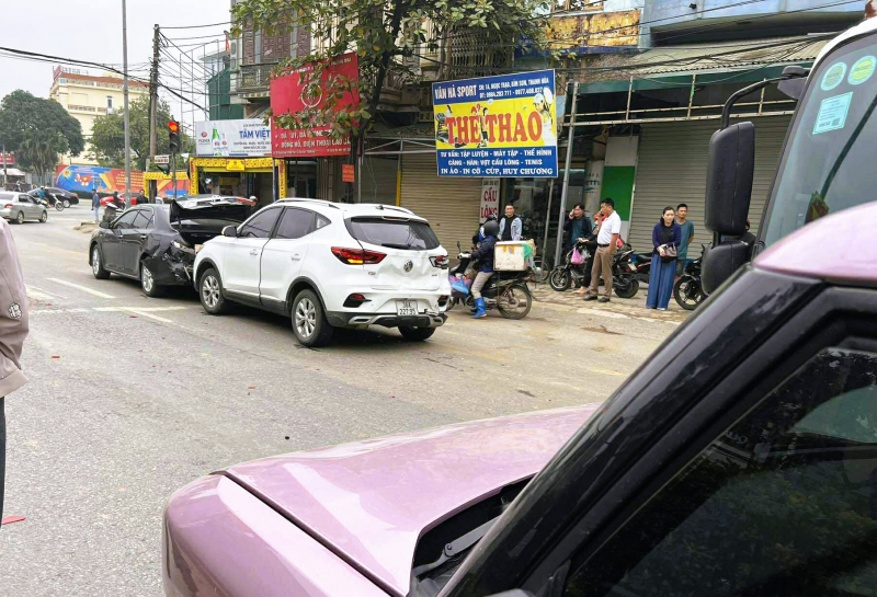 គ្រោះថ្នាក់ចរាចរណ៍រវាងរថយន្ត និងរថយន្តច្រើនគ្រឿង៖ រថយន្តចំនួន ៦ គ្រឿងបានបុកគ្នានៅលើផ្លូវជាតិលេខ ១A។