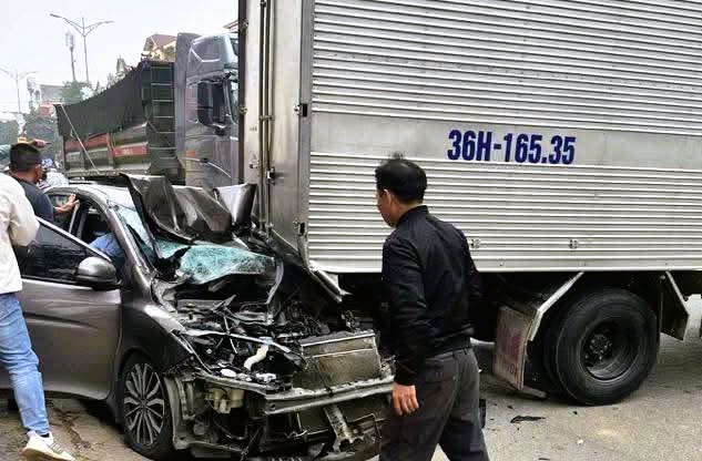 គ្រោះថ្នាក់ចរាចរណ៍រវាងរថយន្ត និងរថយន្តច្រើនគ្រឿង៖ រថយន្តចំនួន ៦ គ្រឿងបានបុកគ្នានៅលើផ្លូវជាតិលេខ ១A។