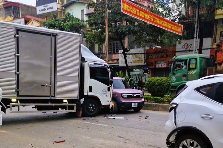 គ្រោះថ្នាក់ចរាចរណ៍រវាងរថយន្ត និងរថយន្តច្រើនគ្រឿង៖ រថយន្តចំនួន ៦ គ្រឿងបានបុកគ្នានៅលើផ្លូវជាតិលេខ ១A។