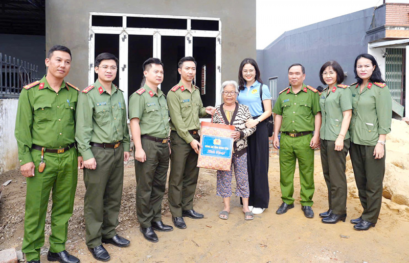 Công an tỉnh Hưng Yên hỗ trợ tỉnh Gia Lai 400 triệu đồng khắc phục hậu quả bão lũ -1