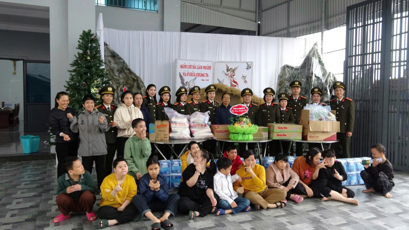 Công an tỉnh Nghệ An tặng quà các trẻ mồ côi, khuyết tật tại các Trung tâm bảo trợ xã hội -0