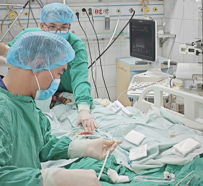 Bệnh viện 19-8 cứu sống nữ giáo viên nguy kịch sau khi ăn bún ngan -0