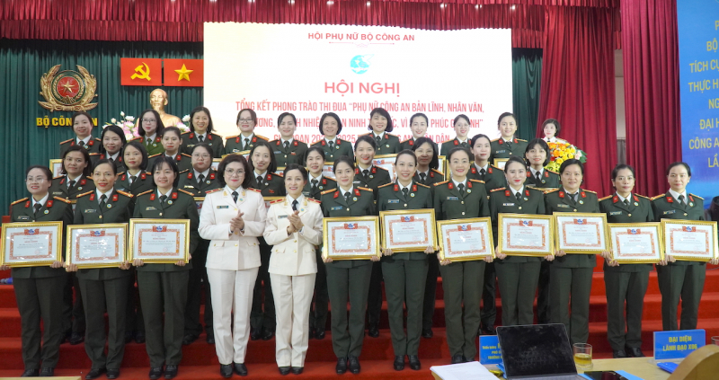 Nâng cao hiệu quả các phong trào thi đua trong Phụ nữ CAND  -1