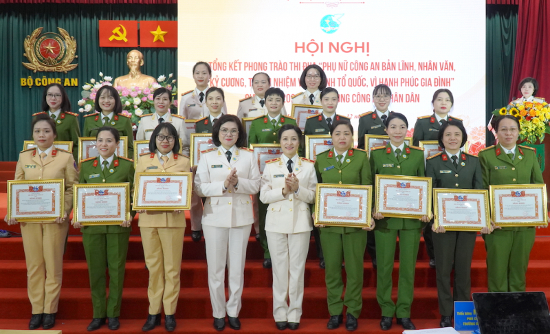 Nâng cao hiệu quả các phong trào thi đua trong Phụ nữ CAND  -1