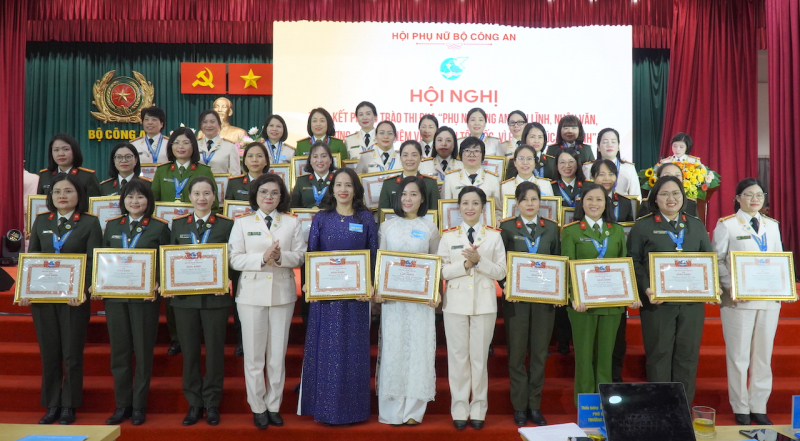 Nâng cao hiệu quả các phong trào thi đua trong Phụ nữ CAND  -1