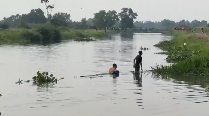 Chơi đùa cạnh rạch Bến Bà Mai, hai học sinh bị nước cuốn trôi -0