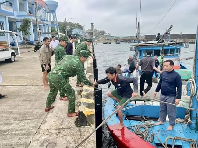 Cứu sống 6 thuyền viên bị chìm tàu cá gần đảo Cồn Cỏ -0