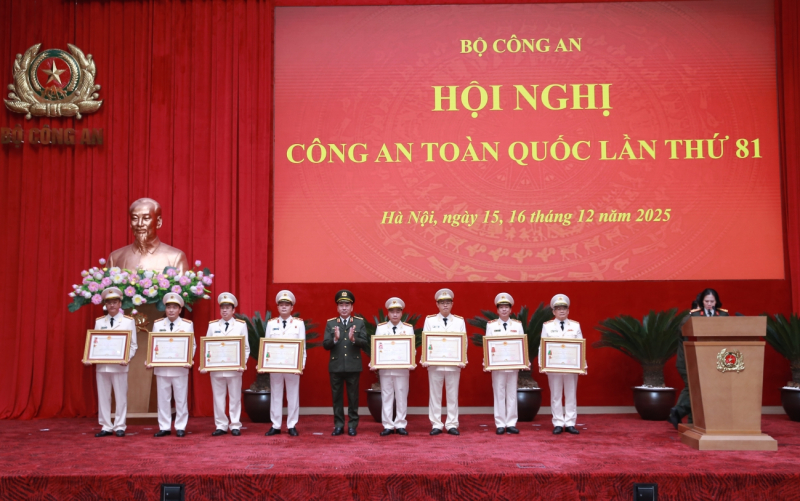 Trao tặng Huân chương, danh hiệu 