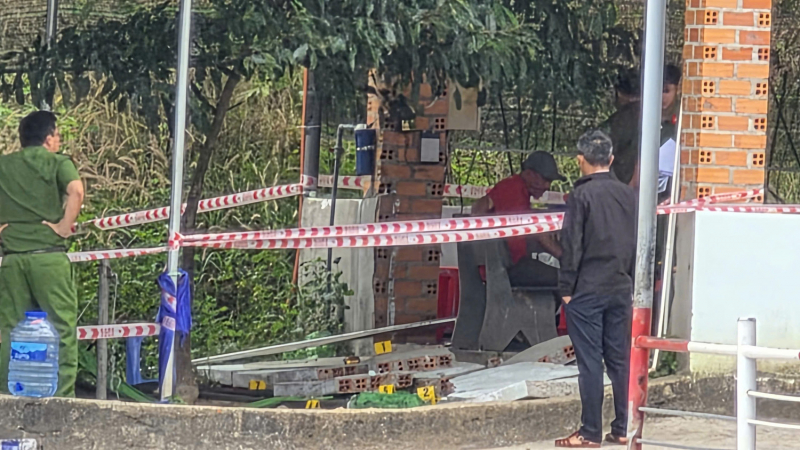 Sập bờ tường ở trung tâm sát hại lái xe, một người tử vong -0