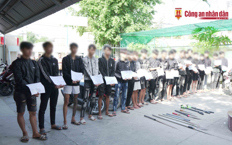 Kịp thời ngăn chặn 21 “trẻ trâu” mang vũ khí gây rối trật tự công cộng -0