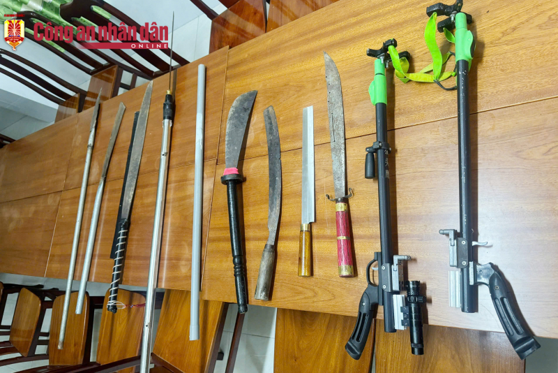 Kịp thời ngăn chặn 21 “trẻ trâu” mang vũ khí gây rối trật tự công cộng -1