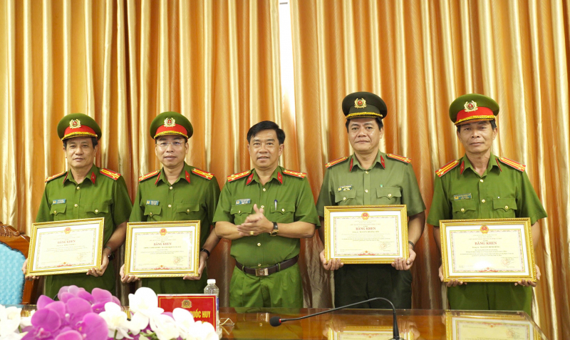 Khen thưởng tập thể, cá nhân có thành tích xuất sắc trong đấu tranh tội phạm ma túy -0